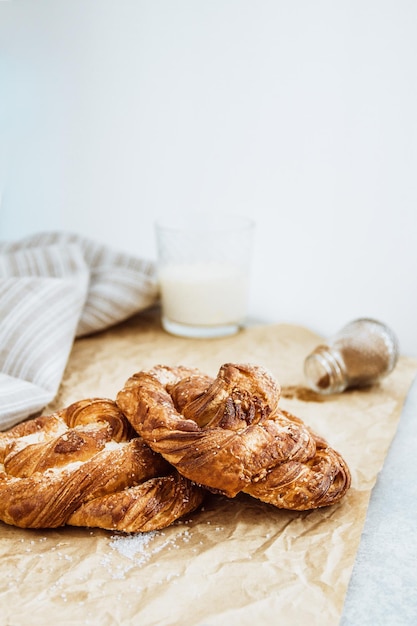 Bollo de desayuno trenzado con azúcar y canela