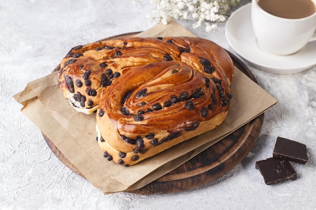 Bollo dulce con trozos de chocolate sobre un fondo claro