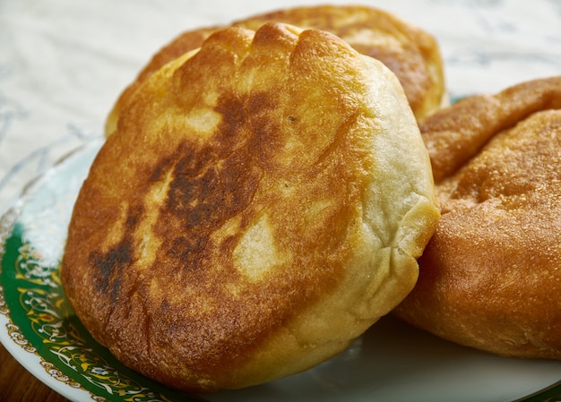 Bollo filo relleno de cordero y perejil libio Boureek