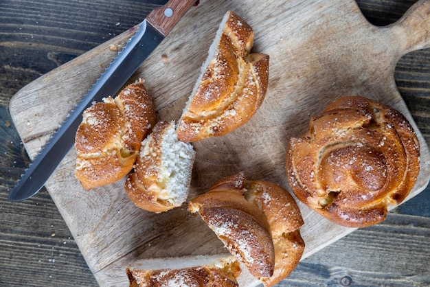 Bollo fresco de trigo con relleno cortado en trozos bollo con relleno de mermelada de coco cortado en trozos