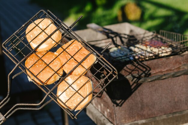 Bollo de hamburguesa volteado a la parrilla