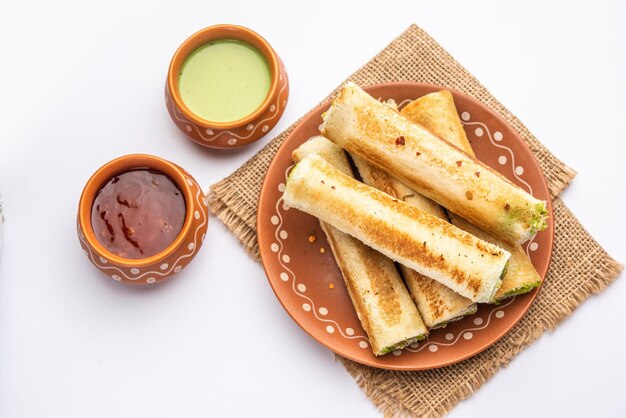 Bollo de pan paneer indio hecho con requesón rallado especiado mezclado con especias enrolladas al horno