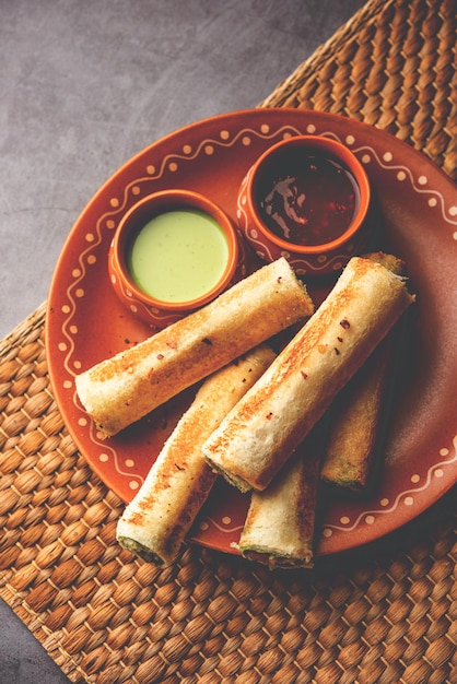 Bollo de pan paneer indio hecho con requesón rallado especiado mezclado con especias enrolladas al horno