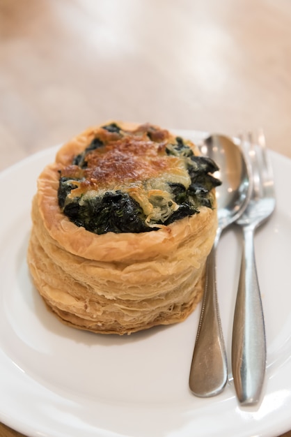 Bollo de pan de queso y espinacas al horno