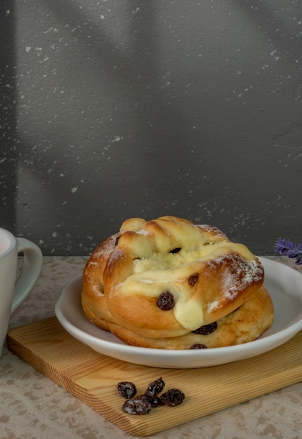 Bollo de pasas servido con café