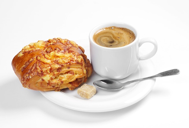 Bollo con queso y una taza de café caliente para desayunar.