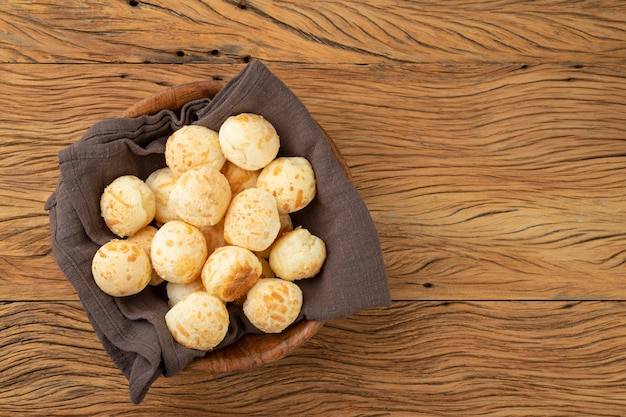 Bollo de queso típico brasileño en una canasta, con espacio de copia