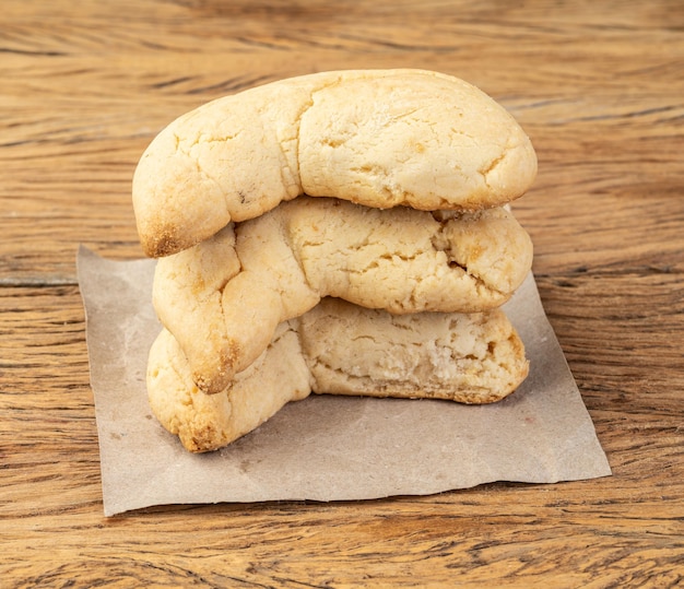 Bollo de queso típico sudamericano de chipas sobre mesa de madera