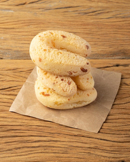 Bollo de queso típico sudamericano de chipas sobre mesa de madera