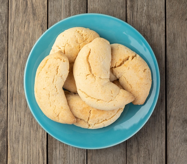 Bollo de queso típico sudamericano de chipas sobre mesa de madera