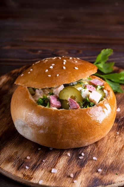 Bollo relleno de carne y verduras en madera