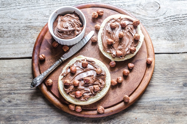 Bollo en rodajas con crema de chocolate y nueces