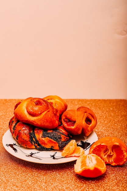 Un bollo con semillas de amapola en una mesa de Navidad en un plato blanco con ciervos