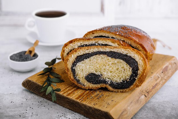 Bollo con semillas de amapola con taza de té