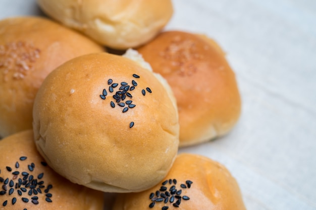 Bollo de sésamo en la mesa