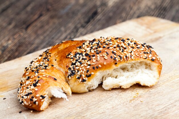 Bollo de trigo espolvoreado con semillas de sésamo y lino, bollos horneados caseros