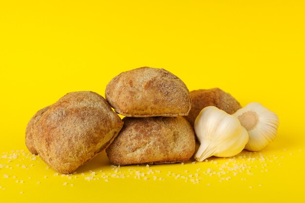 Bollos de ajo recién horneados en amarillo