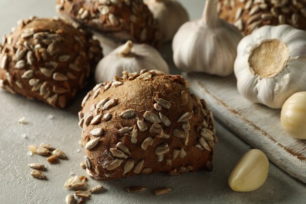 Bollos de ajo recién horneados en mesa gris claro