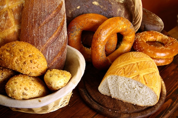 Bollos con ajonjolí y diferentes tipos de pan