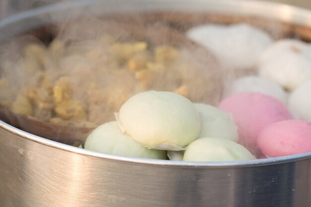 Bollos asiáticos de cerdo al vapor barbacoa o comida china