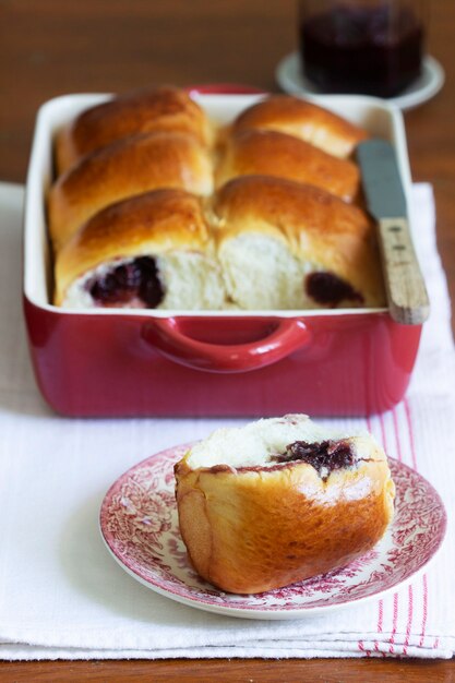 Bollos austriacos con relleno de cereza en una fuente para hornear. Estilo rústico, enfoque selectivo.