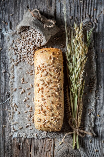 Bollos de avena saludables e integrales de su propia panadería