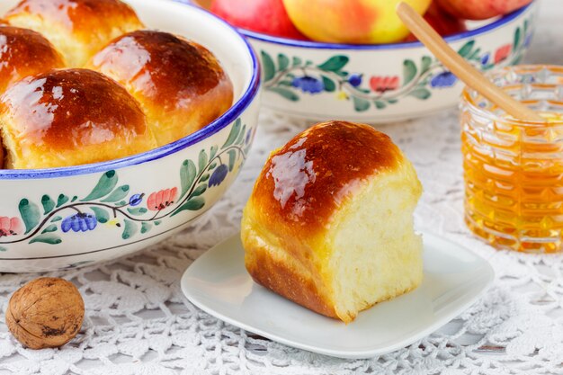 Bollos de brioche recién horneados con miel