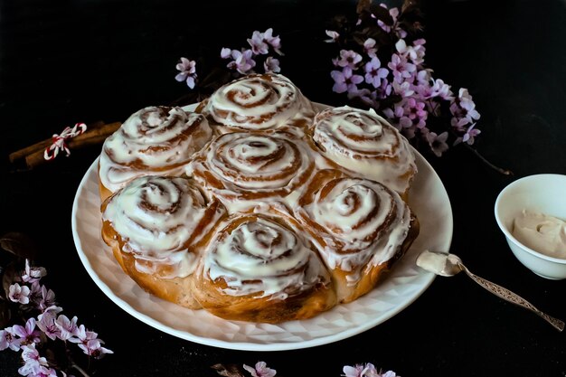 Bollos de canela con canela y glaseado cremoso