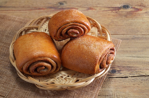 Bollos de canela en un plato