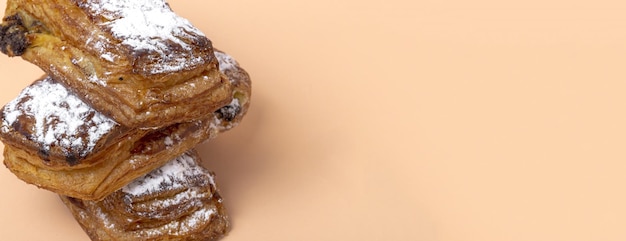 Foto bollos caseros con chocolate y azúcar glas