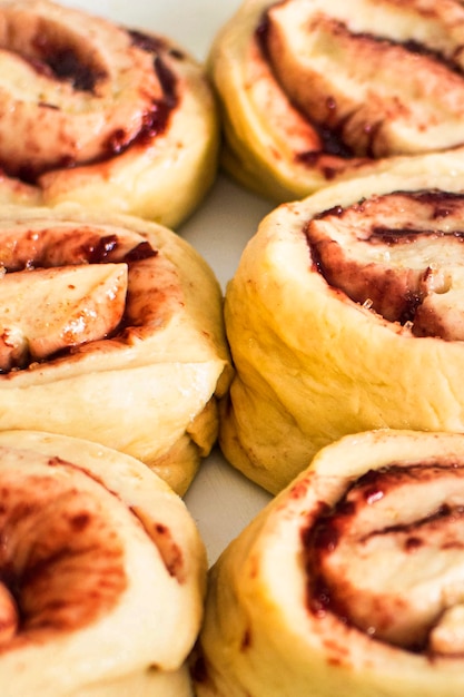 Bollos caseros frescos con mermelada de cerezas