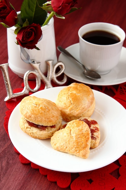 Bollos caseros con mermelada de fresa y una taza de té