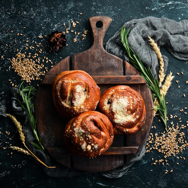 Bollos caseros con mermelada Horneado de centeno y harina Vista superior Estilo rústico