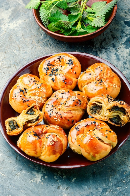 Bollos caseros con ortigas.