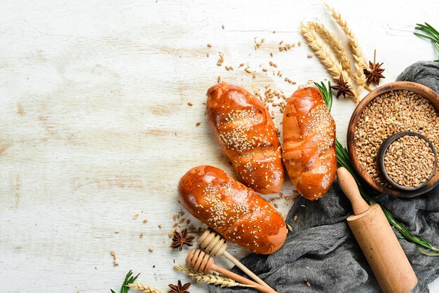 Bollos caseros recién horneados con sésamo Horneado de centeno y harina Vista superior Estilo rústico