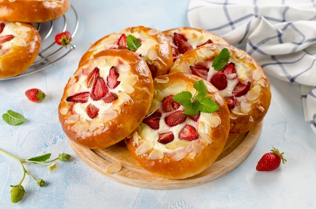 Bollos caseros rellenos de requesón y fresas