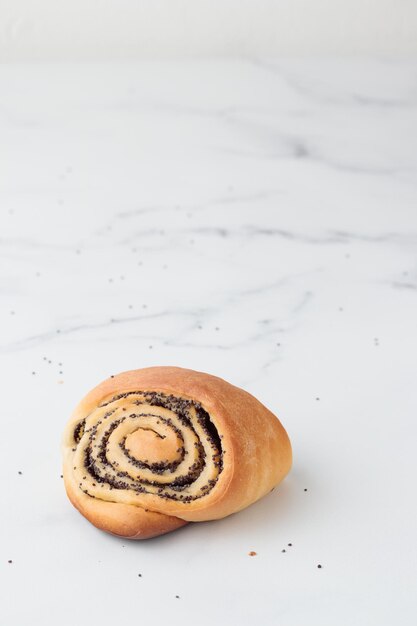 Bollos caseros de semillas de amapola en una mesa blanca