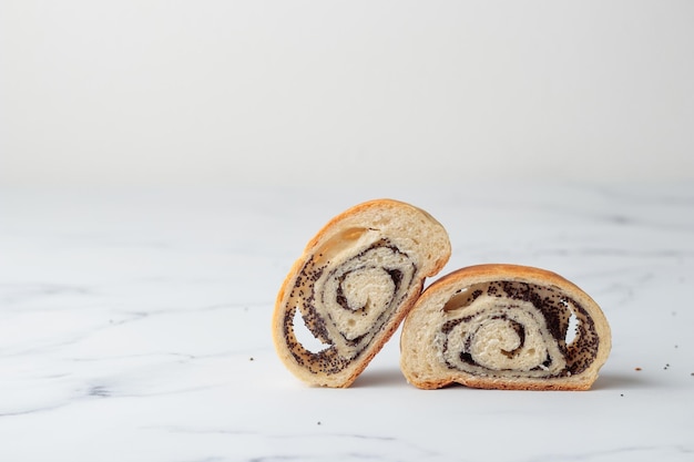 Bollos caseros de semillas de amapola en una mesa blanca