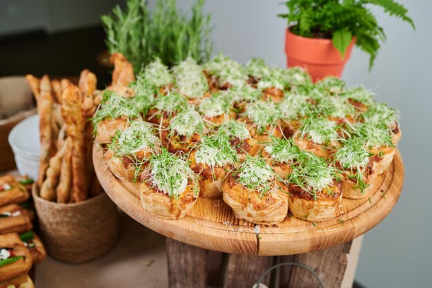 Bollos de cinnabon con queso y brotes de trigo en exhibición