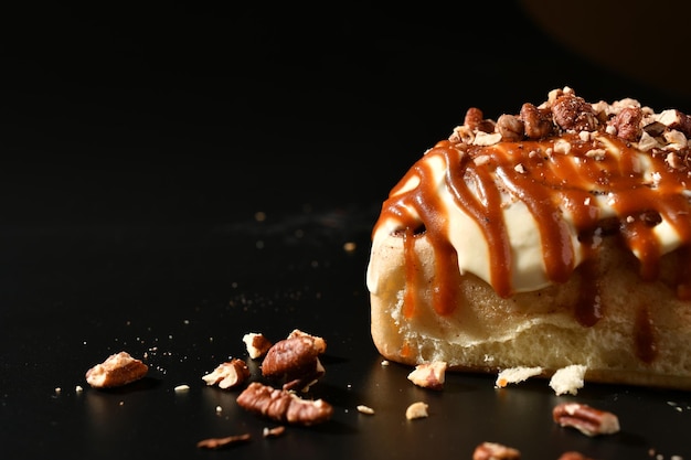 Foto bollos cinnabon recién horneados con salsa de crema