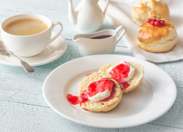 Bollos clásicos con crema y mermelada de bayas