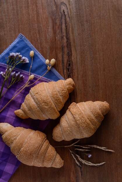 Bollos de croissant en la mesa de madera.