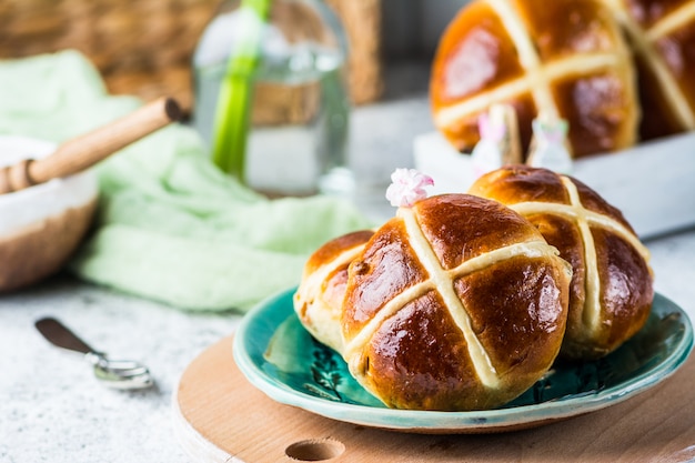 Bollos cruzados calientes, comida de primavera. Símbolo de pascua día de Pascua. postre tradicional concepto de pascua,