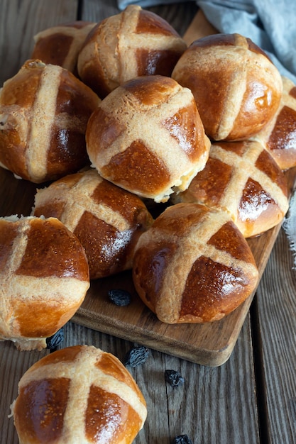 Foto bollos cruzados calientes con pasas, un pastel tradicional inglés para la semana de pascua