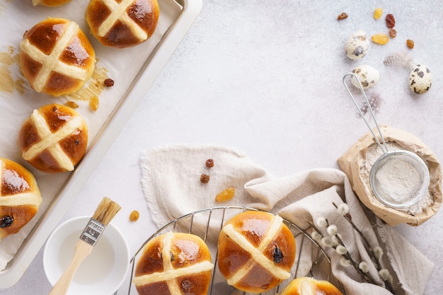 Foto bollos cruzados calientes tradicionales. concepto de pastelería dulce de pascua.