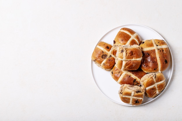 Bollos cruzados tradicionales de Pascua