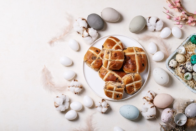 Bollos cruzados tradicionales de Pascua