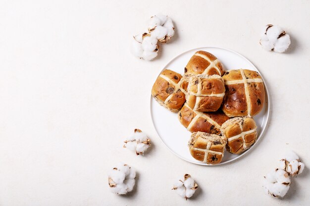 Bollos cruzados tradicionales de Pascua