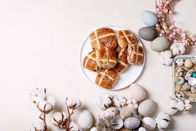 Foto bollos cruzados tradicionales de pascua