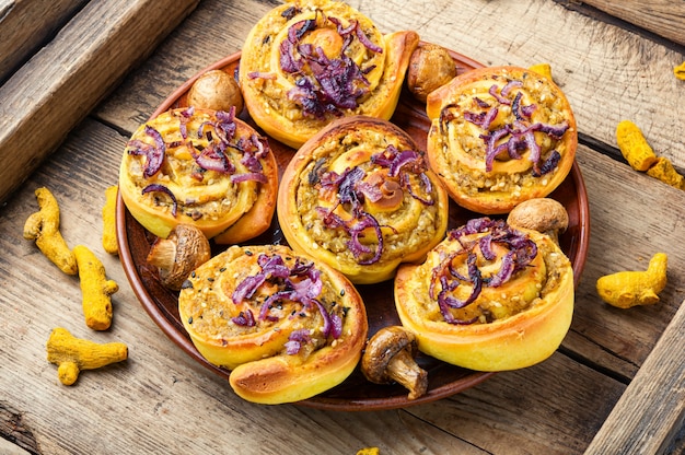 Bollos de cúrcuma con relleno de verduras